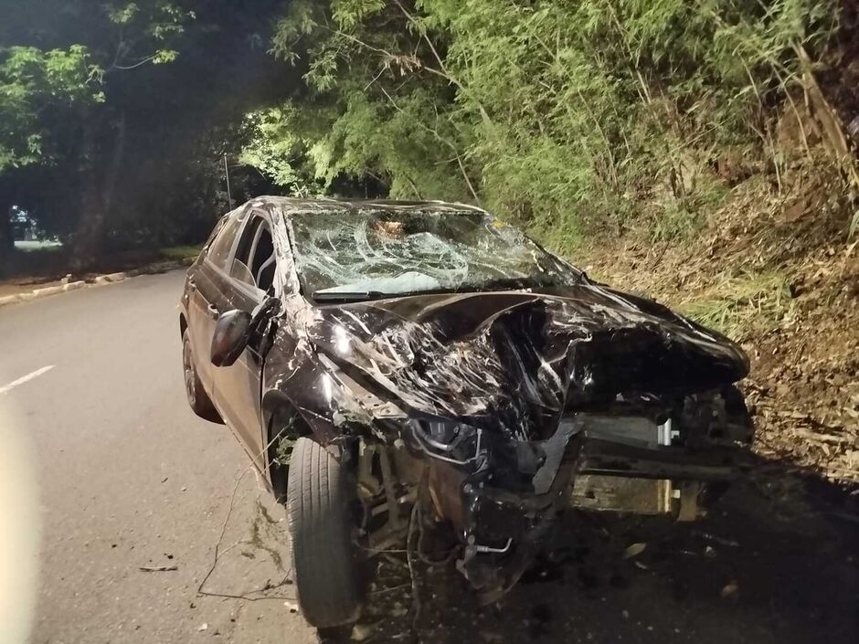 Carro fica totalmente destruído após tombar
