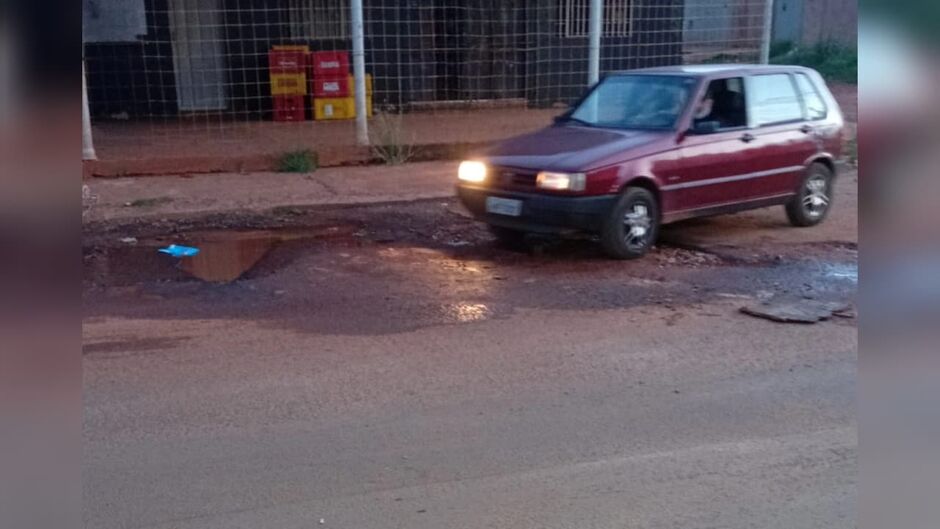 Buracos e acúmulo de água preocupam moradores no Jardim Centro Oeste