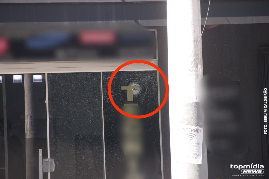 Tiros atingiram porta de vidro do estabelecimento; ninguém ficou ferido