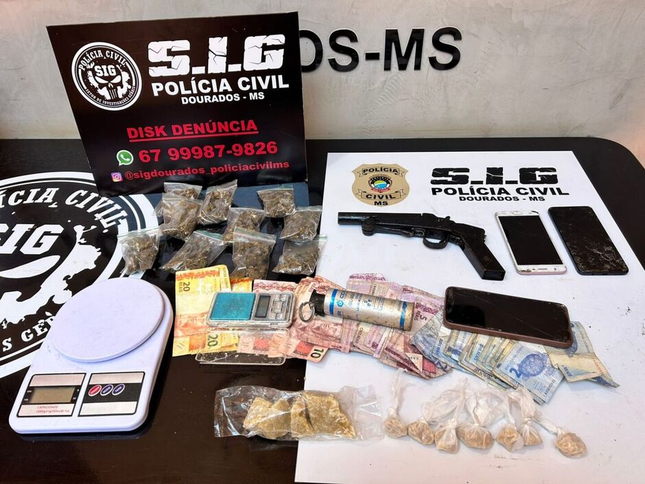Materiais apreendidos durante ação policial em residência na Vila Cachoeirinha, em Dourados