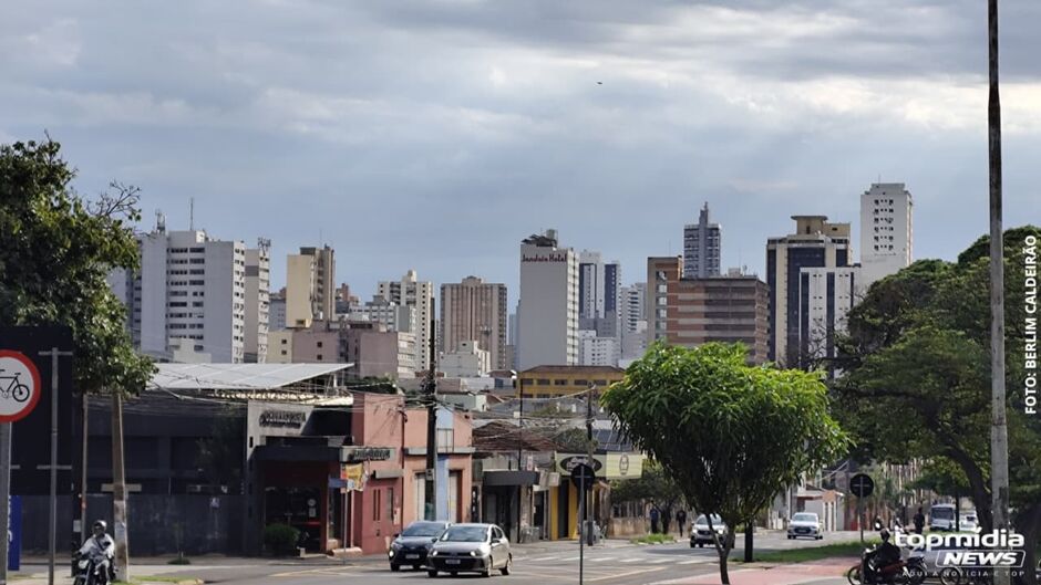 Capital amanhece nublada e com garoa