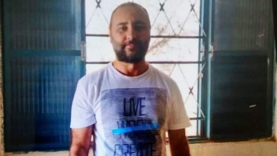 Ele foi achado sem vida dentro de casa