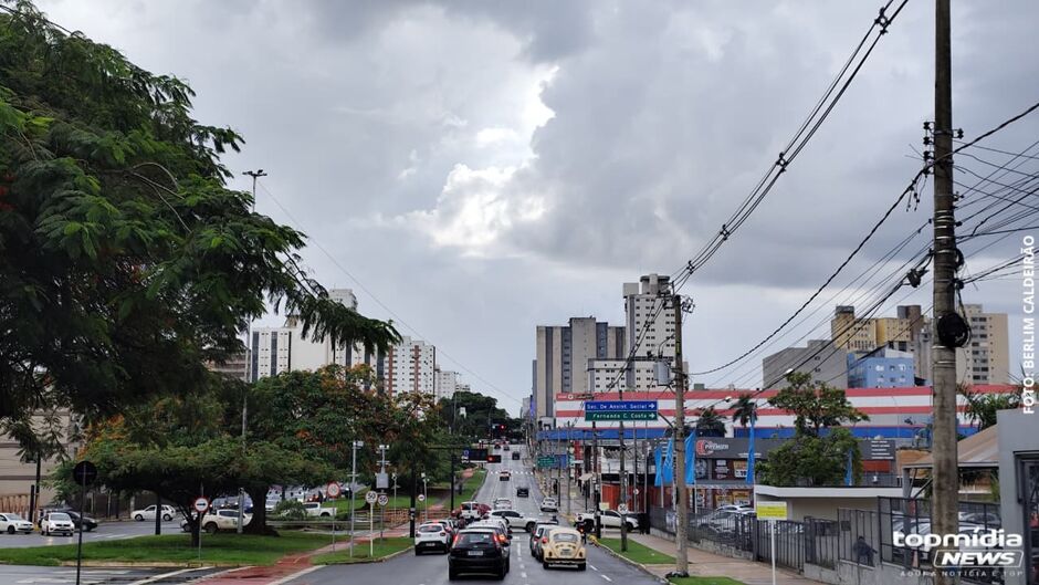 Tempo amanhece nublado na capital