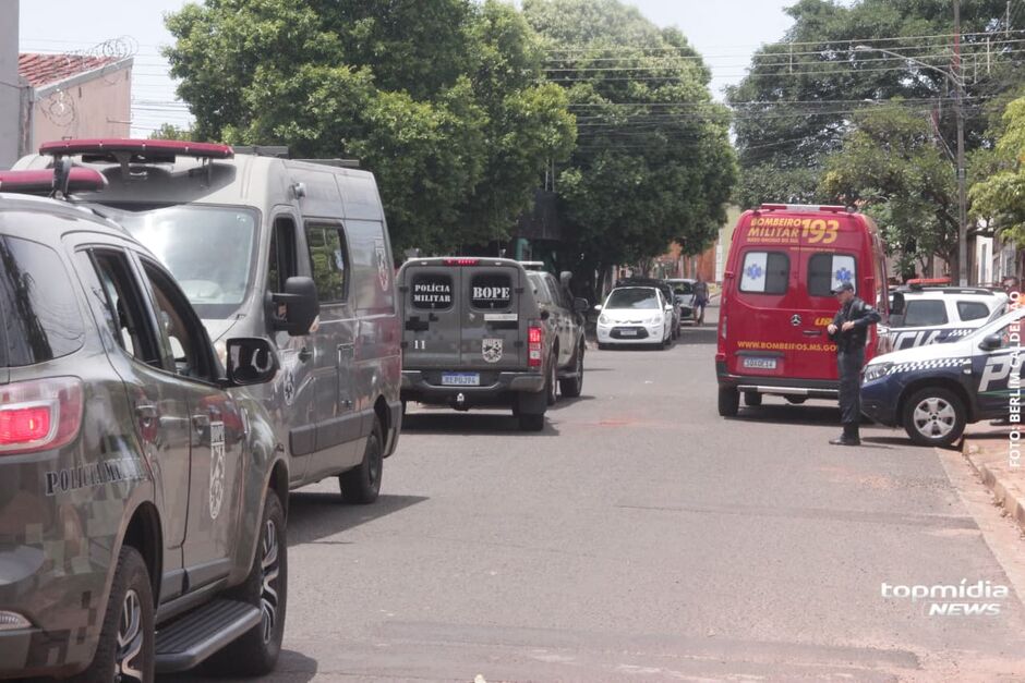 Homem se trancou em banheiro durante surto e feriu familiar; polícia e bombeiros atuaram na contenção