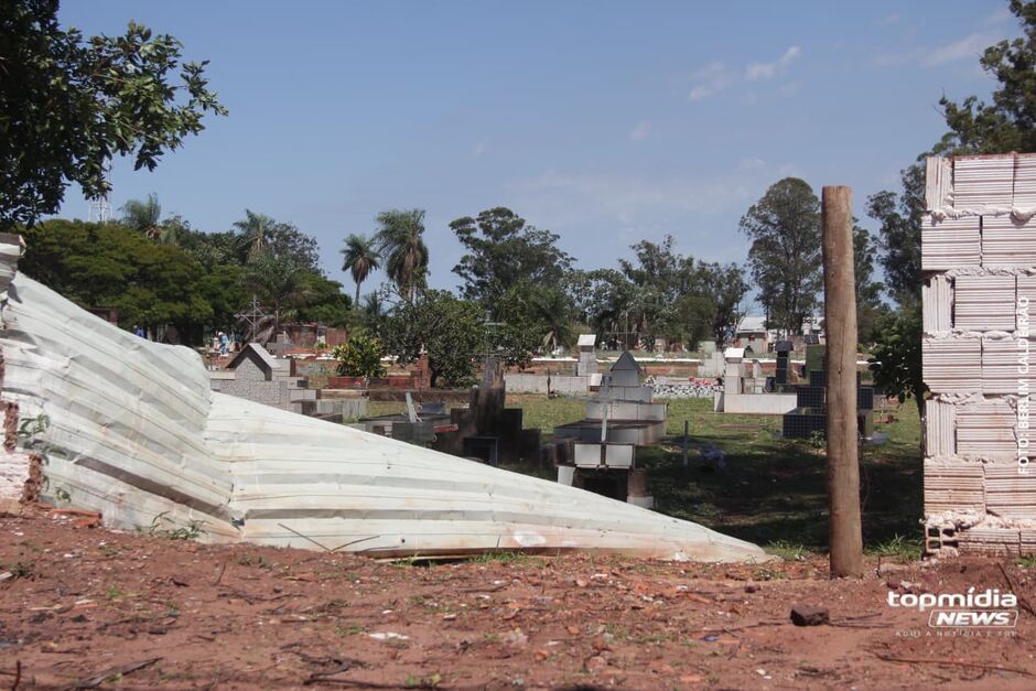 Muro é destruído, mas rapidamente funcionários 'dão um jeito'.