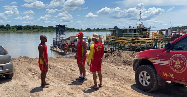 Corumbaenses se despedem de menino que morreu afogado
