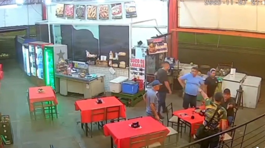 Momento de uma das ocorrências, onde homem invade mercado armado