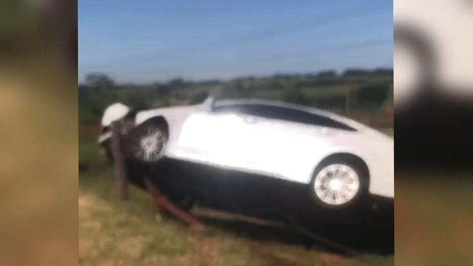 Carro chama atenção por posição estranha