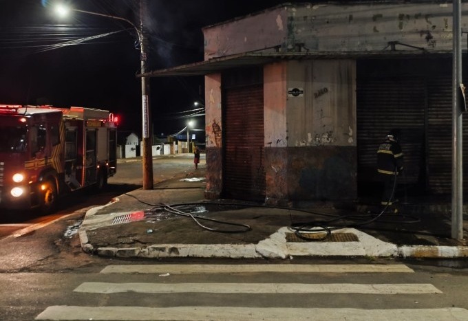 Prédio fica completamente destruído 