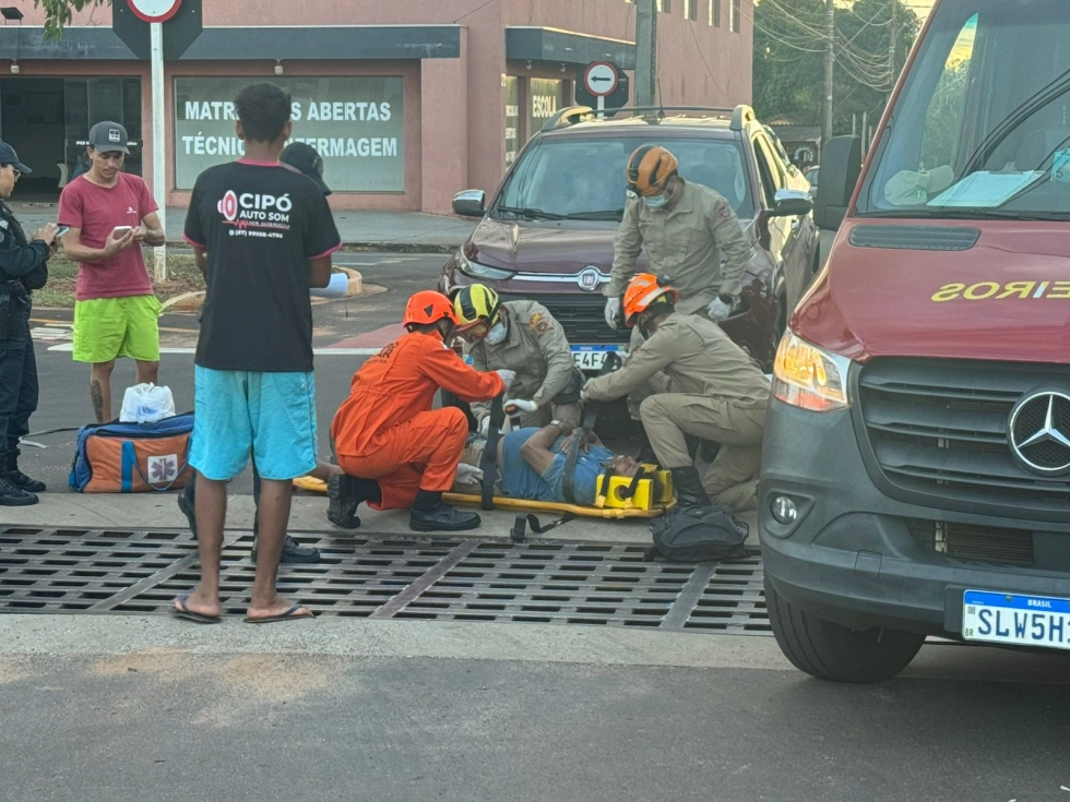 Homem recebe atendimento médico após colidir com picape