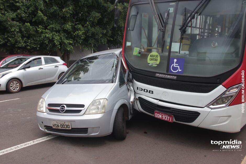 Carro foi arrastado por cerca de 40 metros 
