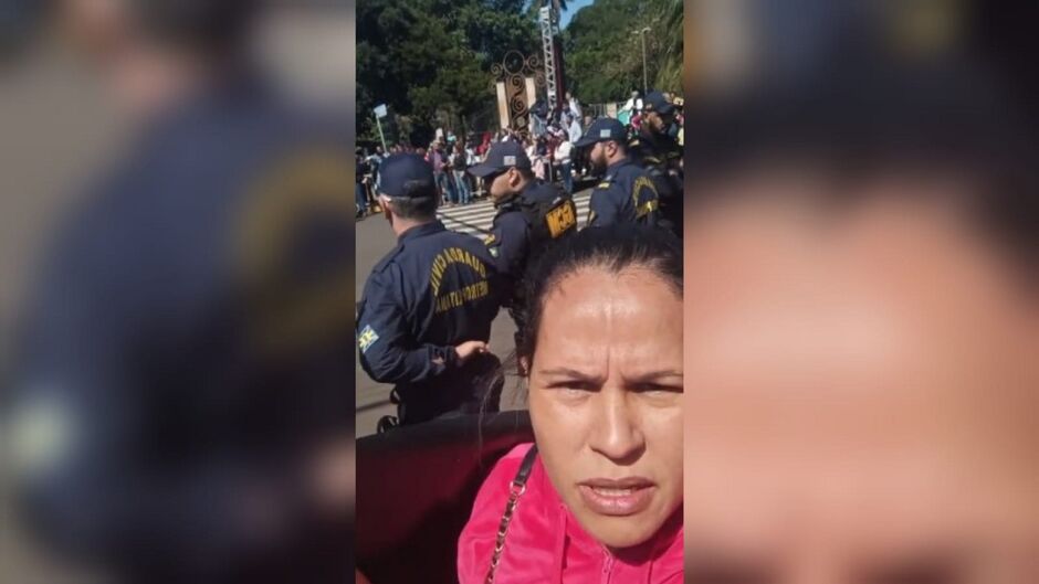 Elisângela sofreu para estender faixa no desfile 