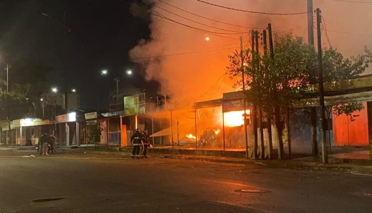 Fogo destrói loja inteira na divisa