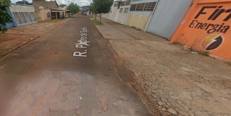 Homem foi encontrado dormindo em frente a restaurante