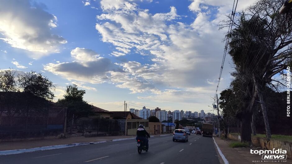 Céu amanhece com muitas nuvens em Campo Grande