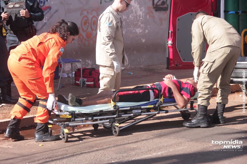 Homem é levado para receber atendimento médico