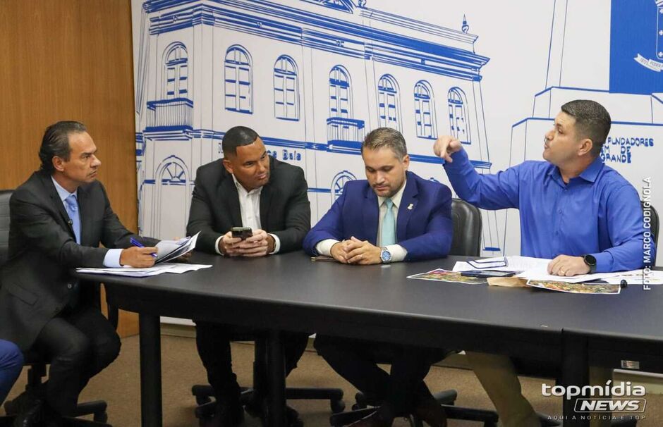 A reunião entre o secretário e os vereadores está sendo realizada na manhã de hoje