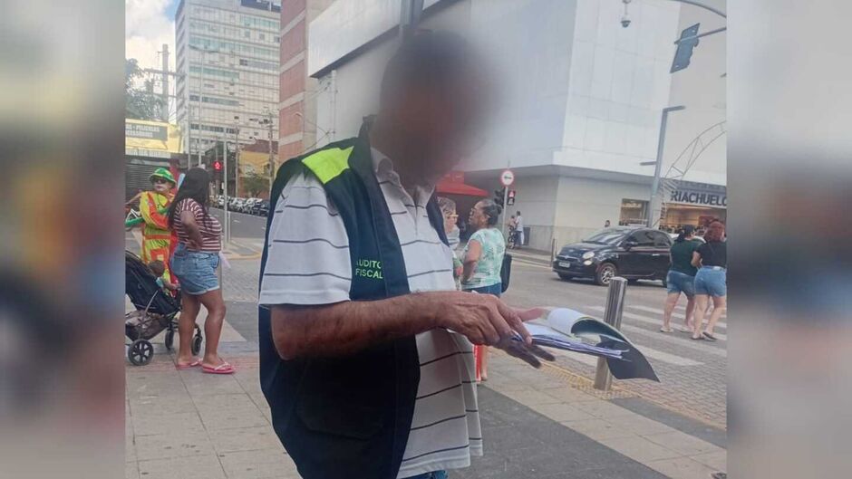 Fiscal da prefeitura pede que todos os vendedores se retirem do local
