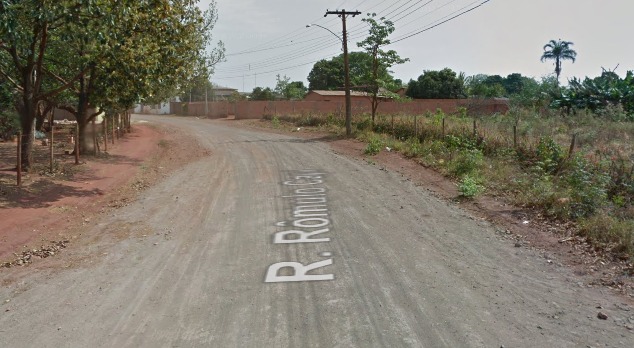 Rua onde suspeito abandonou veículo em movimento e fugiu para terreno