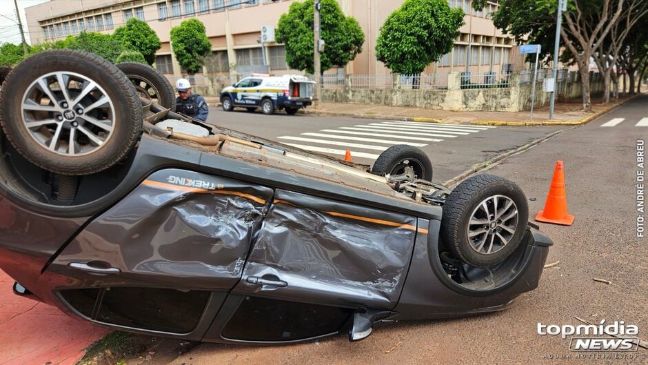 Acidente no centro de Campo Grande deixa carro capotado