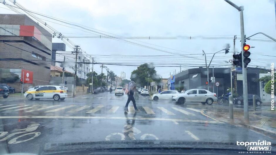 Dia amanhece chuvoso na capital