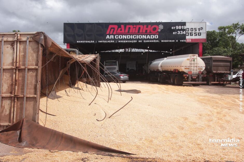 Carga espalhada e veículo tombado após carreta perder o controle e atingir ônibus do Exército no Macroanel