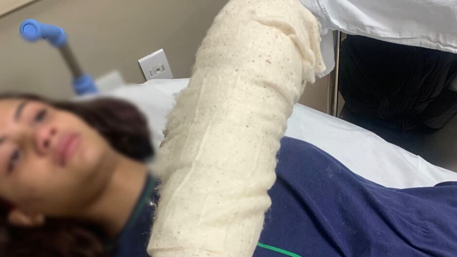 Agredida na escola, menina de 13 anos espera 30 dias por cirurgia e vai ficar com sequelas 