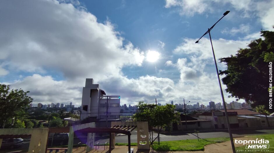 Sol apareceu na capital, mas nuvens devem marcar durante o dia