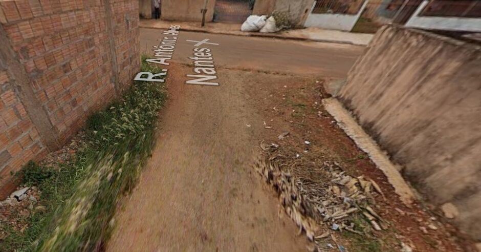 Homem ameaça matar companheira