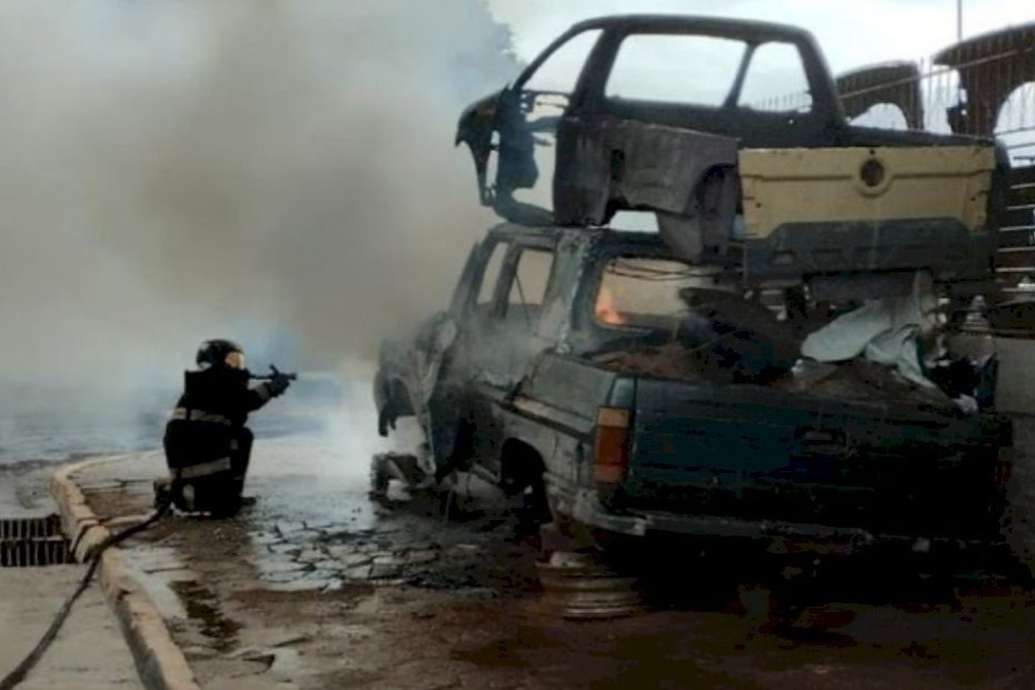 Chamas destruíram a caminhonete usada como moradia em frente ao ferro-velho