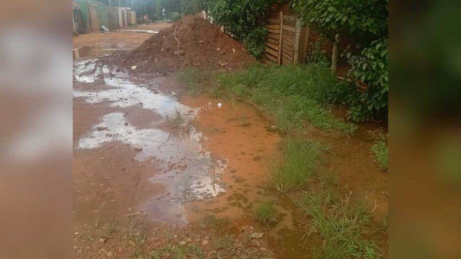 Idoso de 74 anos, em tratamento por lesão nas pernas, já sofreu duas quedas após obra deixar montanha de terra bloqueando o portão