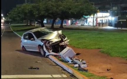 Carro fica completamente destruído ao bater em radar eletrônico na Afonso Pena