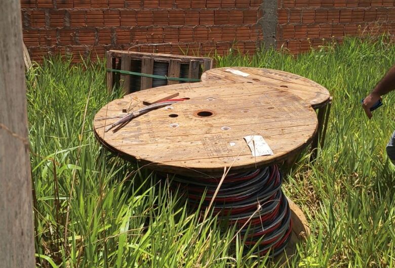 Rolos foram encontrados em terreno baldio