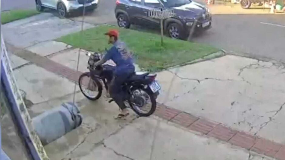 Moto é furtada em frente a barbearia