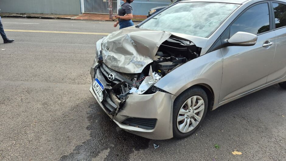 Carro bateu ao cruzar preferencial em Campo Grande