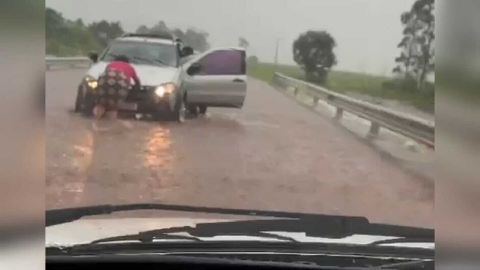 Ponte fica completamente alagada após chuvas