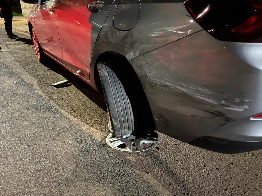 Acidente com tr&ecirc;s ve&iacute;culos deixa carro capotado em Ivinhema