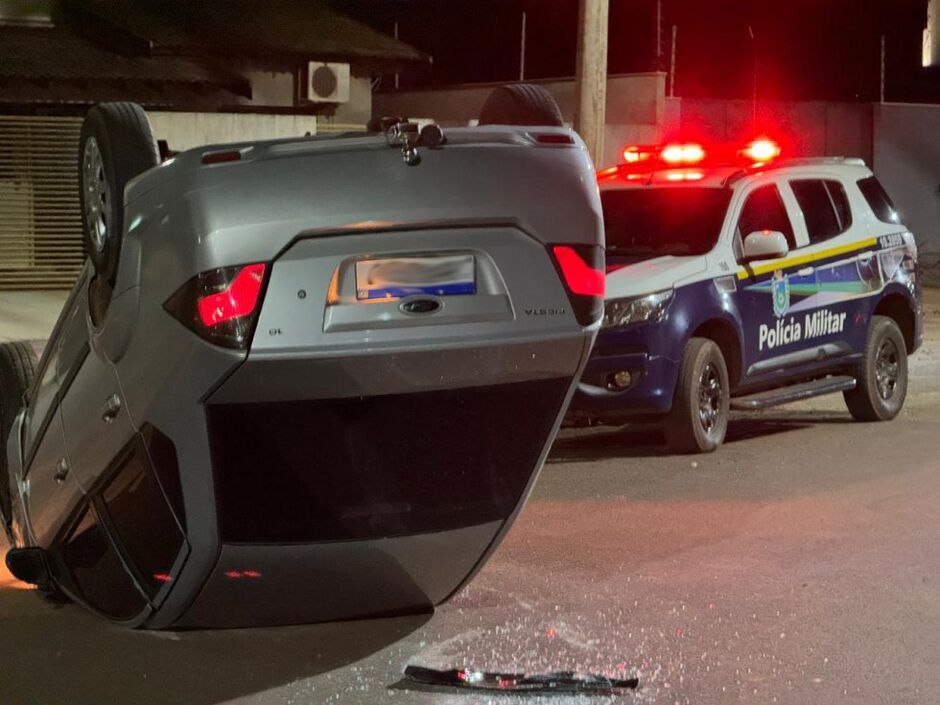 Acidente com tr&ecirc;s ve&iacute;culos deixa carro capotado em Ivinhema