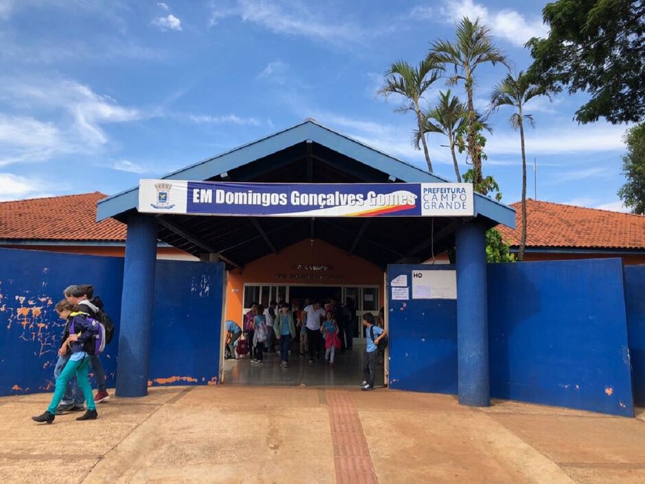 Alunos ainda est&atilde;o sem kits 