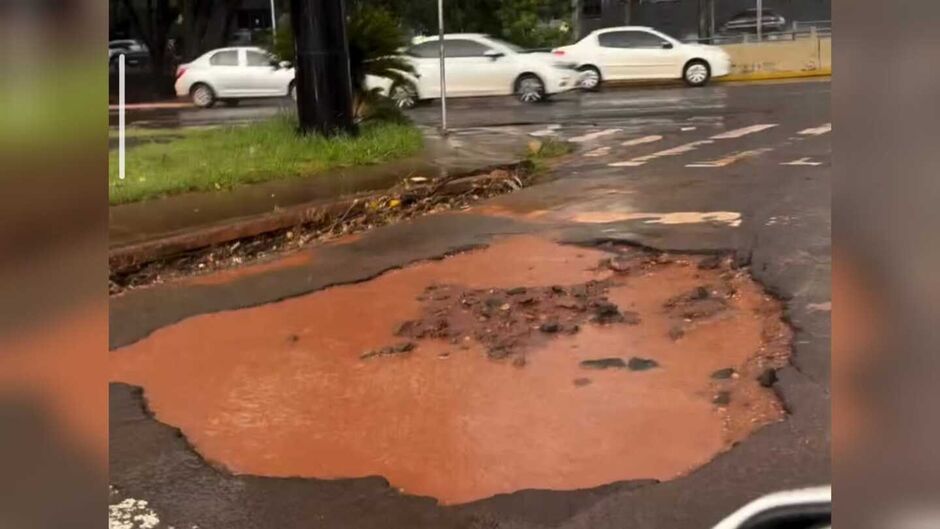 Chuva transforma buraco em 'lagoa' e chama aten&ccedil;&atilde;o no Jardim dos Estados