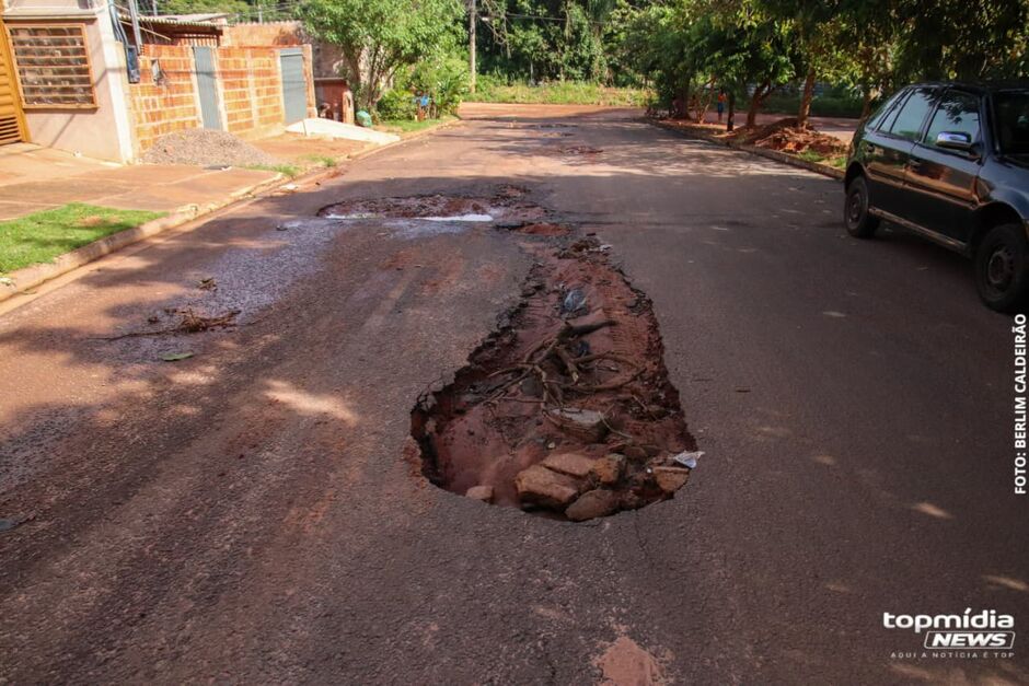 Moradores do Jardim Col&uacute;mbia enfrentam ruas destru&iacute;das e &aacute;rvore condenada