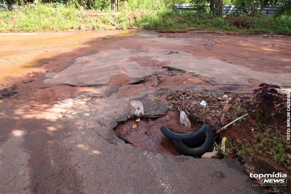 Moradores do Jardim Col&uacute;mbia enfrentam ruas destru&iacute;das e &aacute;rvore condenada