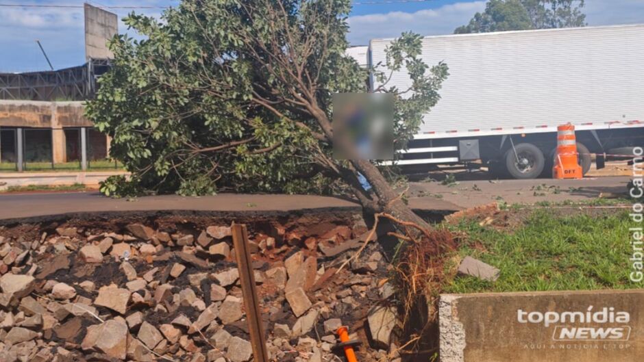 Motoristas se viram ou se espremem para passar em trecho ca&oacute;tico do C&oacute;rrego Segredo