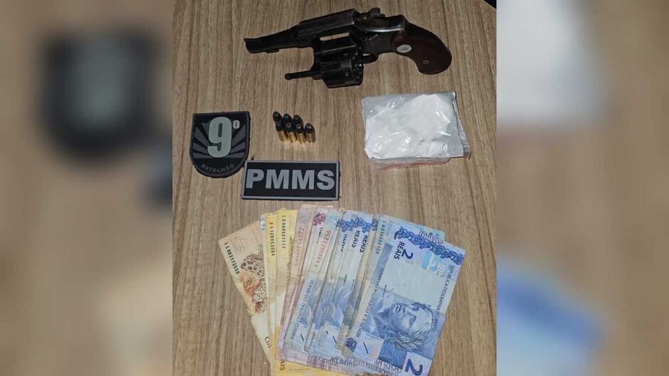 A arma foi encontrada pelos militares atr&aacute;s de um freezer 