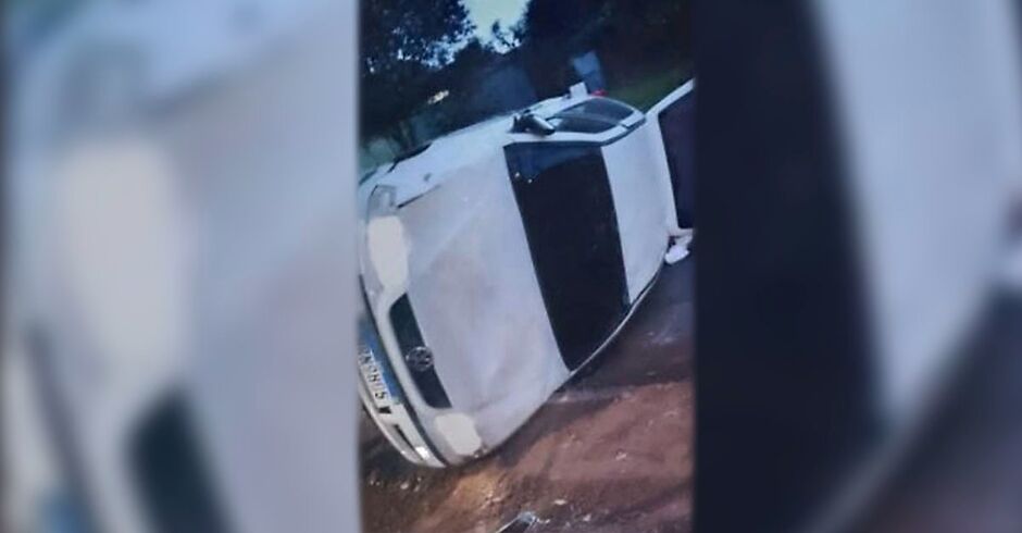 Carro tomba em acidente e motorista foge do local em Caraap&oacute;