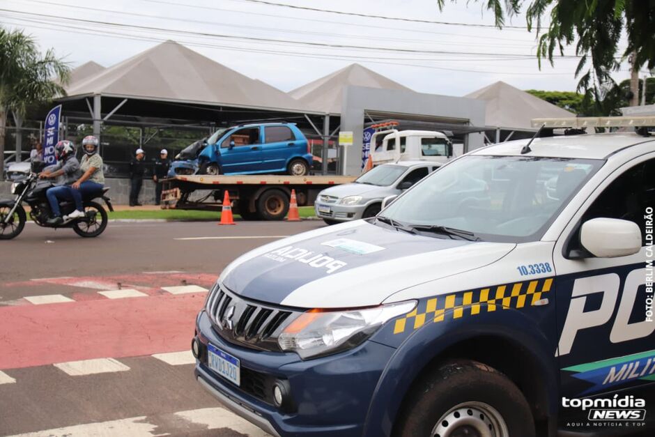 Motorista bate em poste na avenida Afonso Pena