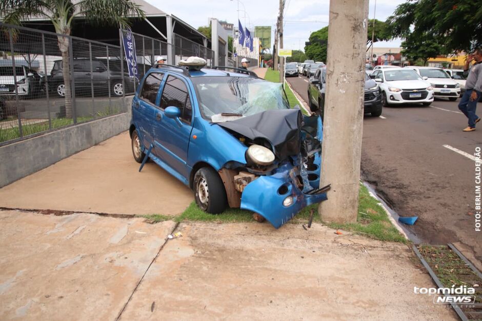 Motorista bate em poste na avenida Afonso Pena