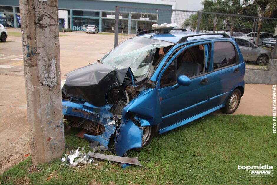 Motorista bate em poste na avenida Afonso Pena
