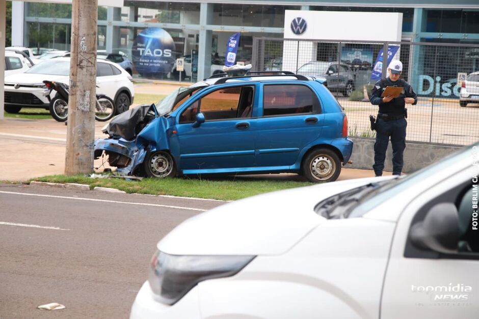 Motorista bate em poste na avenida Afonso Pena