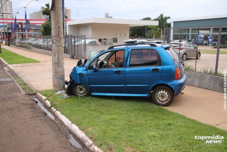 Motorista bate em poste na avenida Afonso Pena